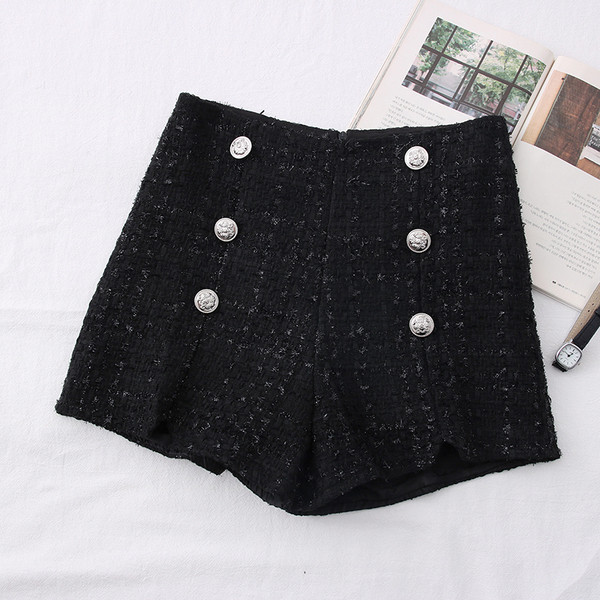 Jauns sieviešu šortu modelis ar augstu vidukli un pogām