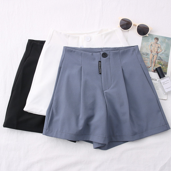 Mūsdienīgi sieviešu šorti – ar augstu vidukli