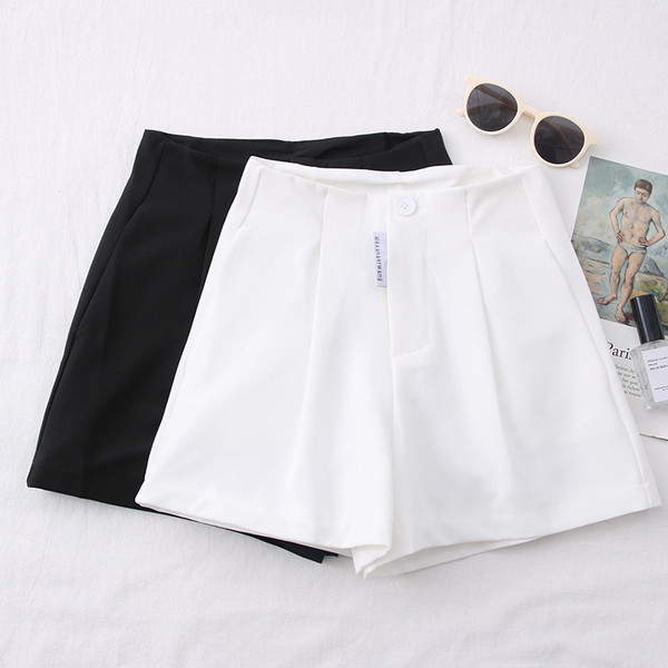 Mūsdienīgi sieviešu šorti – ar augstu vidukli