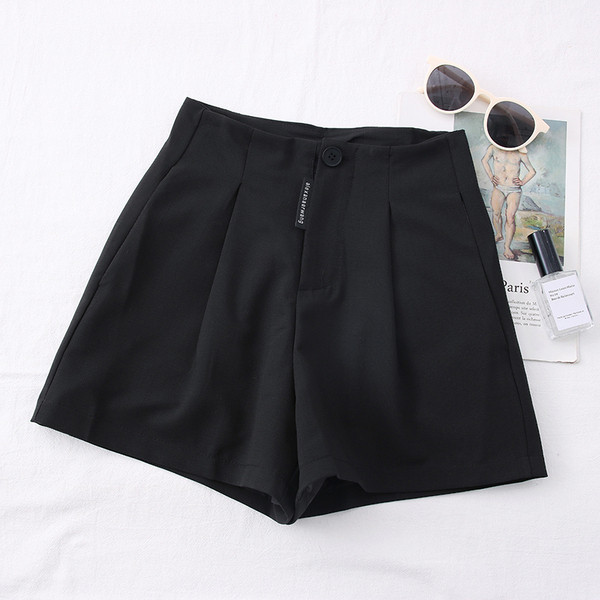 Mūsdienīgi sieviešu šorti – ar augstu vidukli