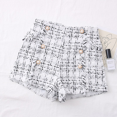 Jauns sieviešu šortu modelis ar pogām un augstu vidukli