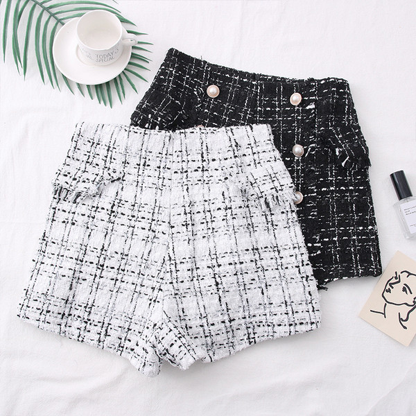 Jauns sieviešu šortu modelis ar pogām un augstu vidukli