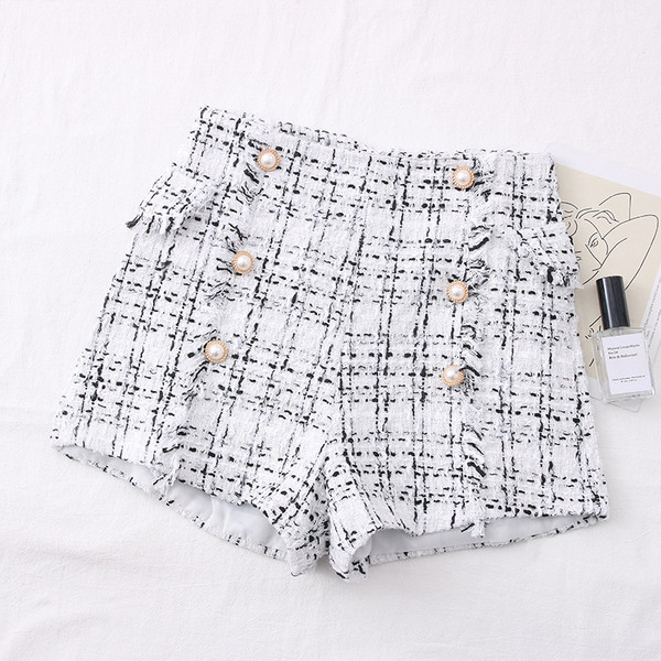 Jauns sieviešu šortu modelis ar pogām un augstu vidukli