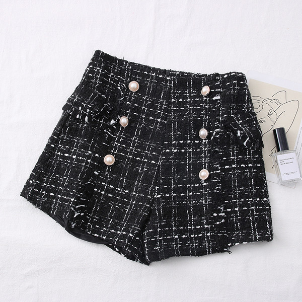 Jauns sieviešu šortu modelis ar pogām un augstu vidukli