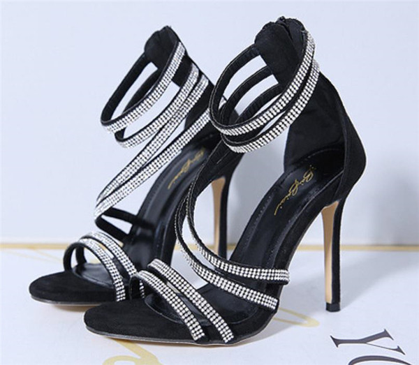 Stilīgas sieviešu sandales ar augstiem papēžiem un akmeņiem