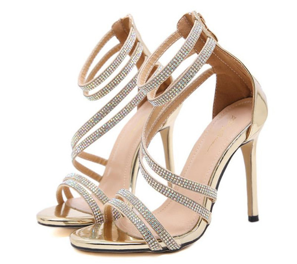 Stilīgas sieviešu sandales ar augstiem papēžiem un akmeņiem