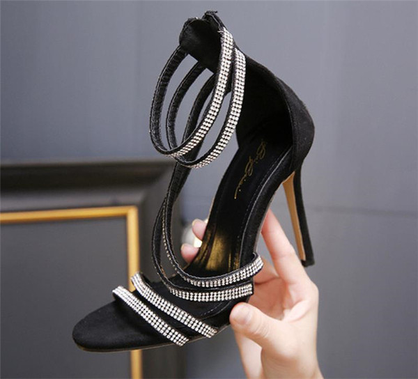 Stilīgas sieviešu sandales ar augstiem papēžiem un akmeņiem