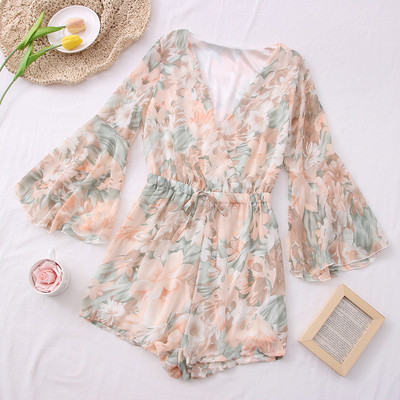 Jauna modeļa īss sieviešu kombinezons ar lotosa piedurknēm un špica kakla izgriezumu