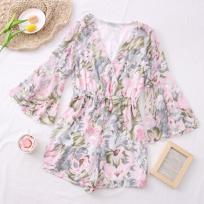 Jauna modeļa īss sieviešu kombinezons ar lotosa piedurknēm un špica kakla izgriezumu