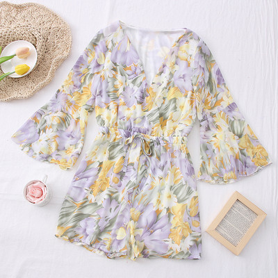 Jauna modeļa īss sieviešu kombinezons ar lotosa piedurknēm un špica kakla izgriezumu