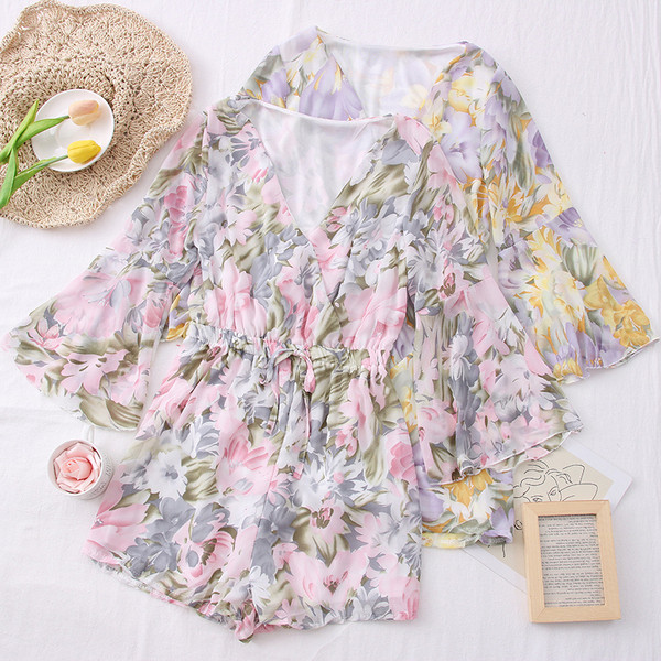 Jauna modeļa īss sieviešu kombinezons ar lotosa piedurknēm un špica kakla izgriezumu