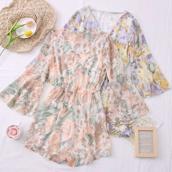 Jauna modeļa īss sieviešu kombinezons ar lotosa piedurknēm un špica kakla izgriezumu