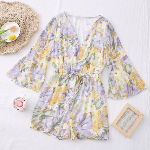 Jauna modeļa īss sieviešu kombinezons ar lotosa piedurknēm un špica kakla izgriezumu