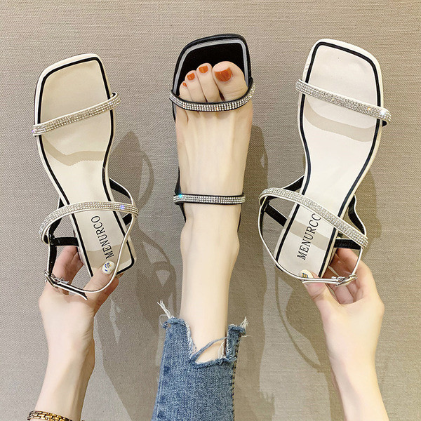 Sieviešu sandales ar akmeņu apdari un siksniņu