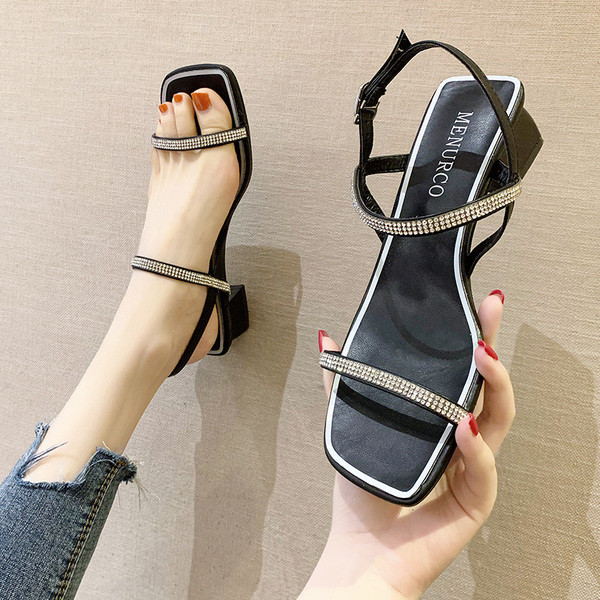 Sieviešu sandales ar akmeņu apdari un siksniņu