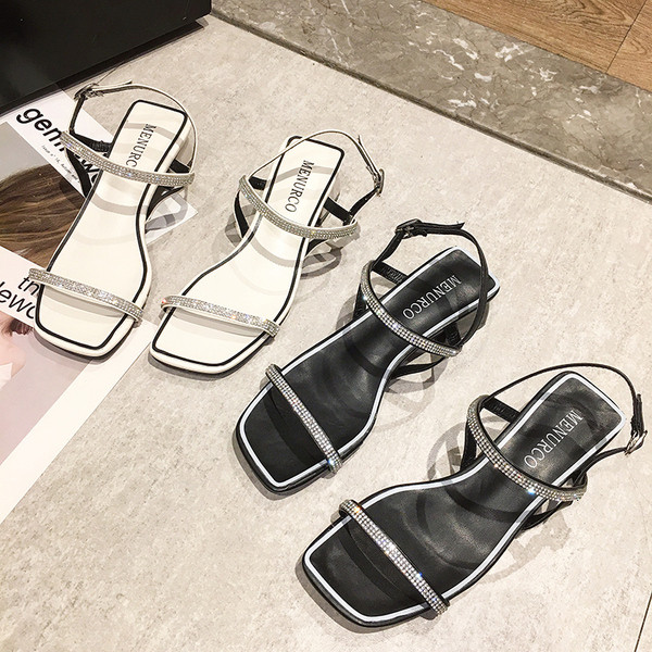 Sieviešu sandales ar akmeņu apdari un siksniņu