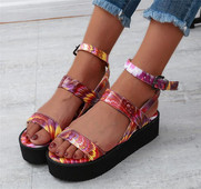 Sieviešu sandales ar krāsainu rakstu un sprādzi