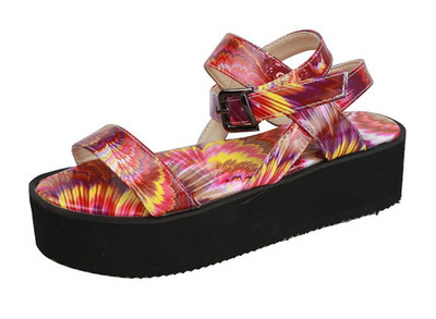 Sieviešu sandales ar krāsainu rakstu un sprādzi