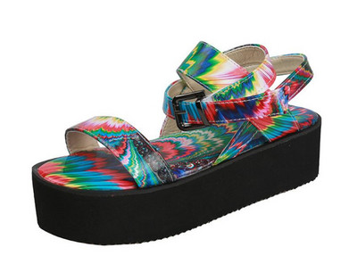 Sieviešu sandales ar krāsainu rakstu un sprādzi