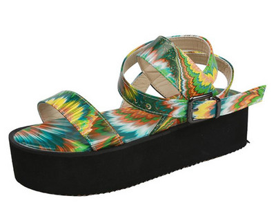 Sieviešu sandales ar krāsainu rakstu un sprādzi