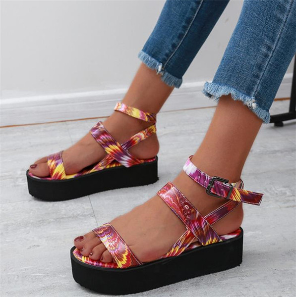 Sieviešu sandales ar krāsainu rakstu un sprādzi