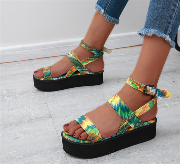 Sieviešu sandales ar krāsainu rakstu un sprādzi