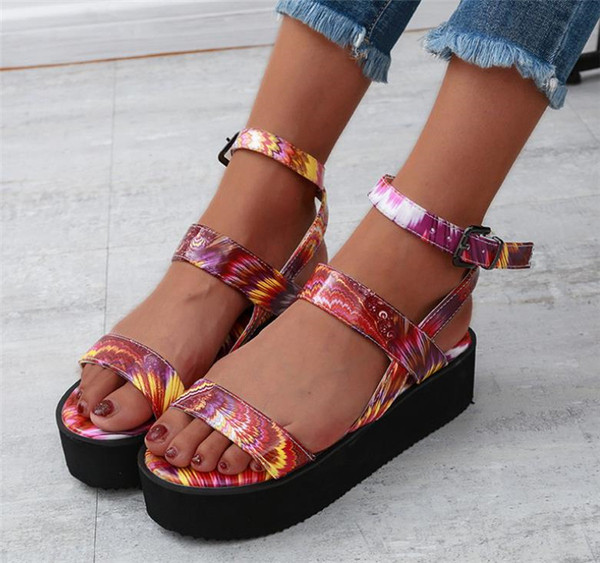 Sieviešu sandales ar krāsainu rakstu un sprādzi