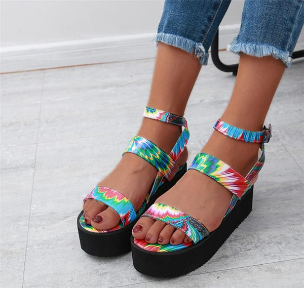 Sieviešu sandales ar krāsainu rakstu un sprādzi