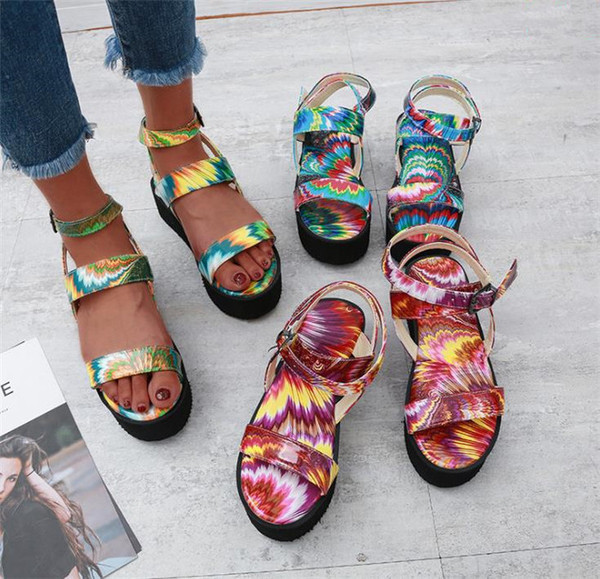 Sieviešu sandales ar krāsainu rakstu un sprādzi
