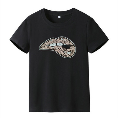 JAUNA modeļa sieviešu t-krekls ar skūpstu aplikāciju un īsām piedurknēm