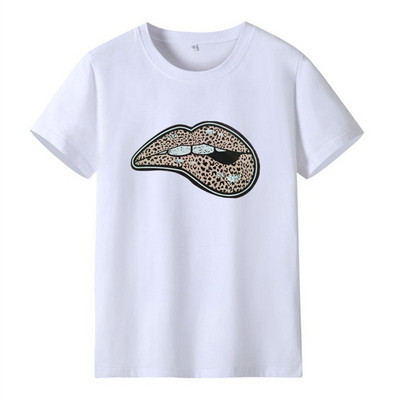 JAUNA modeļa sieviešu t-krekls ar skūpstu aplikāciju un īsām piedurknēm