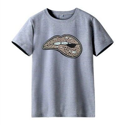 JAUNA modeļa sieviešu t-krekls ar skūpstu aplikāciju un īsām piedurknēm