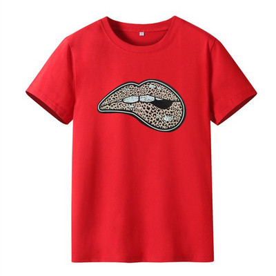 JAUNA modeļa sieviešu t-krekls ar skūpstu aplikāciju un īsām piedurknēm