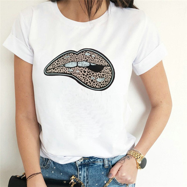 JAUNA modeļa sieviešu t-krekls ar skūpstu aplikāciju un īsām piedurknēm