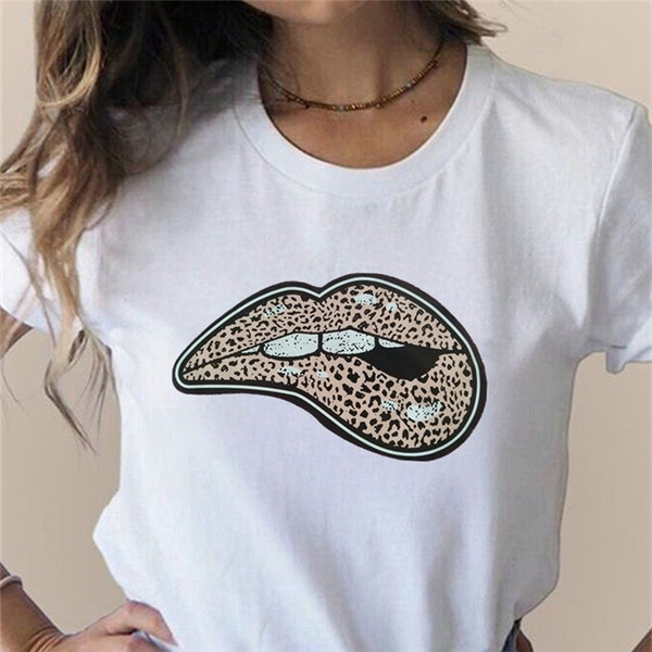 JAUNA modeļa sieviešu t-krekls ar skūpstu aplikāciju un īsām piedurknēm