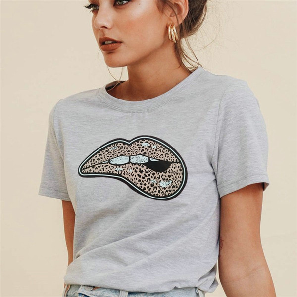 JAUNA modeļa sieviešu t-krekls ar skūpstu aplikāciju un īsām piedurknēm