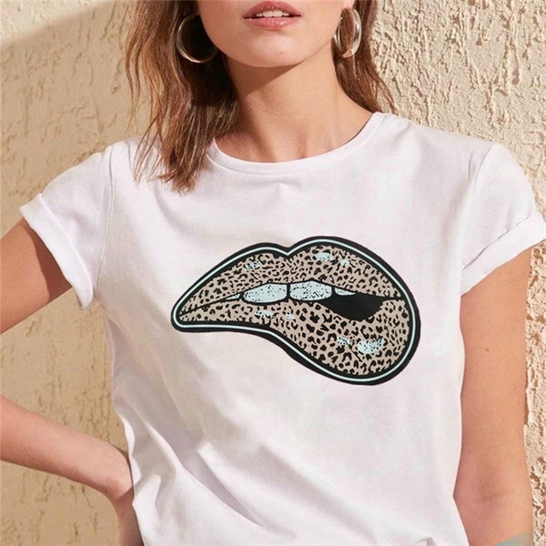 JAUNA modeļa sieviešu t-krekls ar skūpstu aplikāciju un īsām piedurknēm