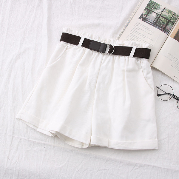 Moodsad naiste lühikesed püksid taskute ja vööga