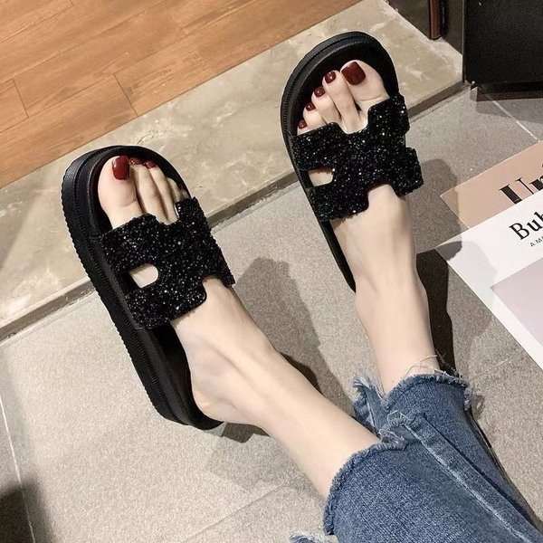 Sieviešu ikdienas čības ar spīdīgu efektu un augstu zoli