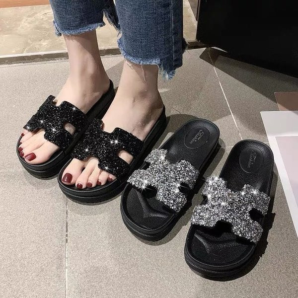 Sieviešu ikdienas čības ar spīdīgu efektu un augstu zoli