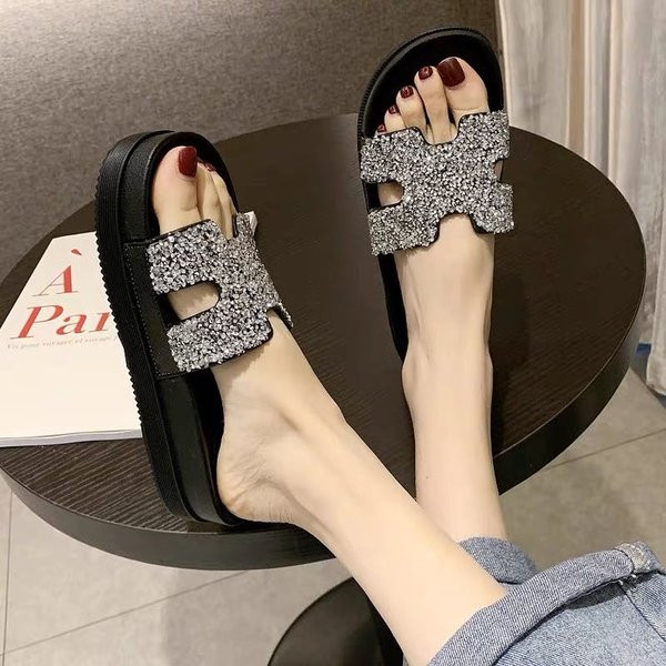 Sieviešu ikdienas čības ar spīdīgu efektu un augstu zoli