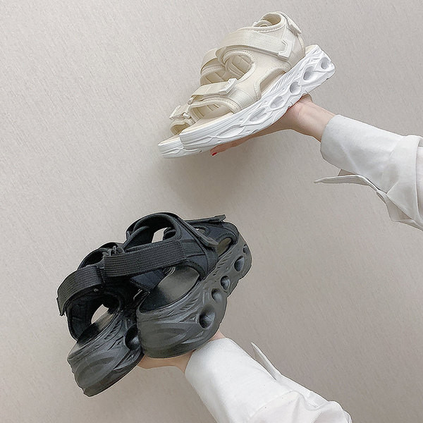 Ikdienas sieviešu sandales ar līmēm un 4 cm platformu