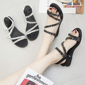 Sieviešu sandales ar plakanām zolēm un spīdīgu efektu baltā un melnā krāsā