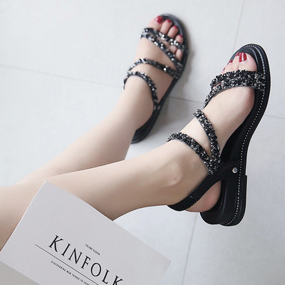 Sieviešu sandales ar plakanām zolēm un spīdīgu efektu baltā un melnā krāsā