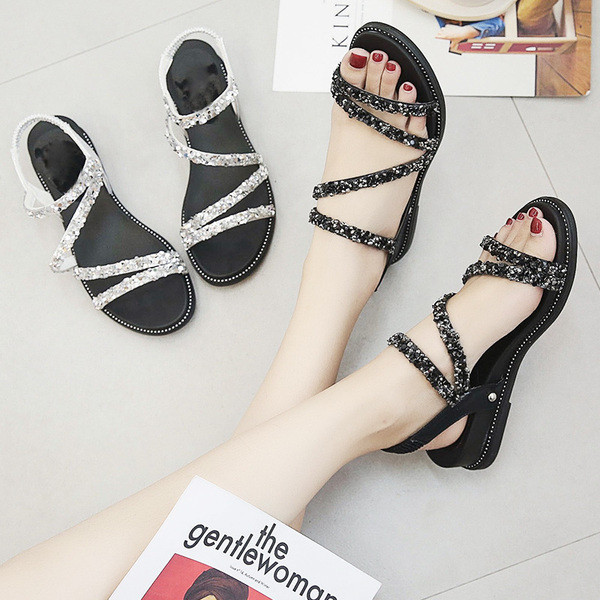 Sieviešu sandales ar plakanām zolēm un spīdīgu efektu baltā un melnā krāsā