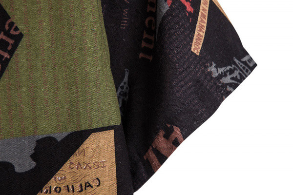 Įprasti vyriški marškiniai su klasikine apykakle, aplikacijomis ir trumpomis rankovėmis