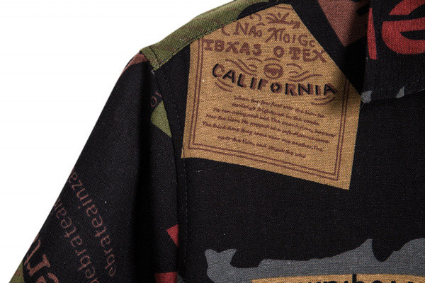 Įprasti vyriški marškiniai su klasikine apykakle, aplikacijomis ir trumpomis rankovėmis