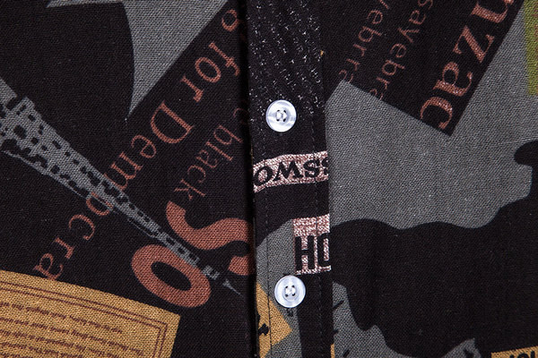 Įprasti vyriški marškiniai su klasikine apykakle, aplikacijomis ir trumpomis rankovėmis