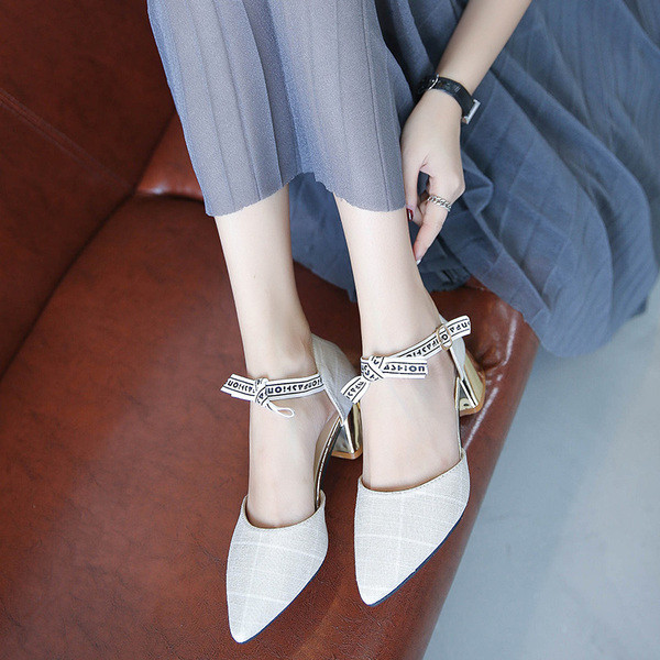 Női szandál vastag sarokkal és szalaggal - hegyes modell