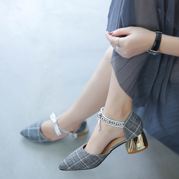 Női szandál vastag sarokkal és szalaggal - hegyes modell